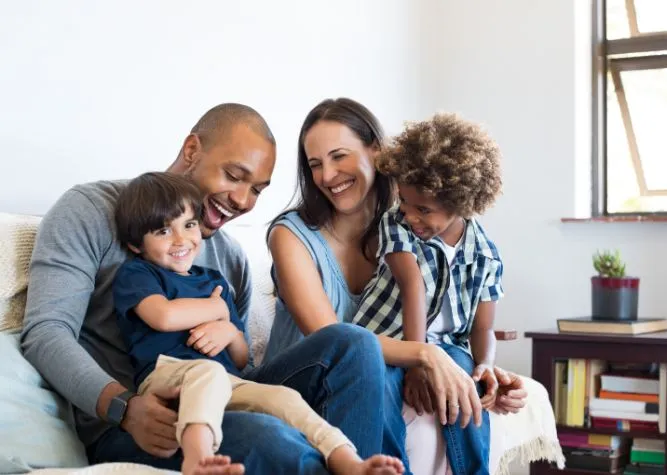 Padres con sus dos hijos