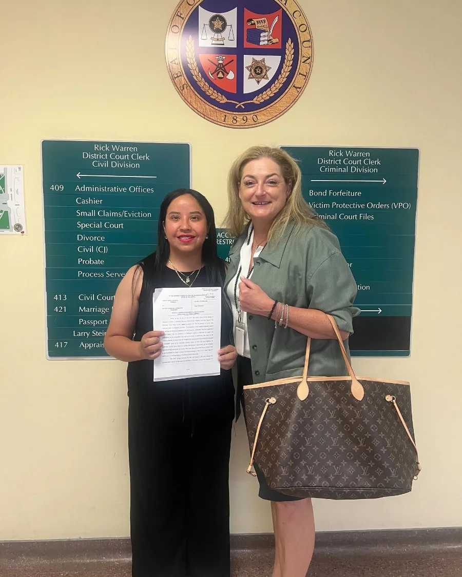 Cliente de The Schmook Law Firm: Custodia otorgada para que esta mamá pueda ayudar a su hijo a solicitar el estatus SIJ
